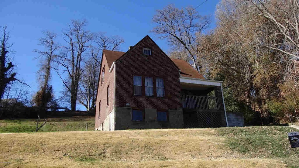 414 Columbia Dr, Pulaski, VA 24301 - photo 1