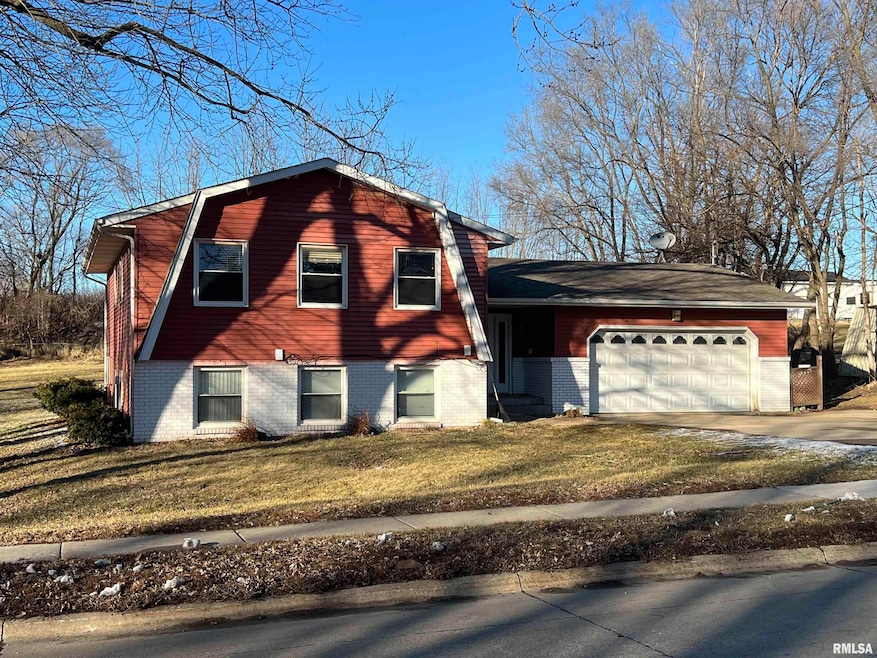 2336 W 49th St, Davenport, IA 52806 - photo 1
