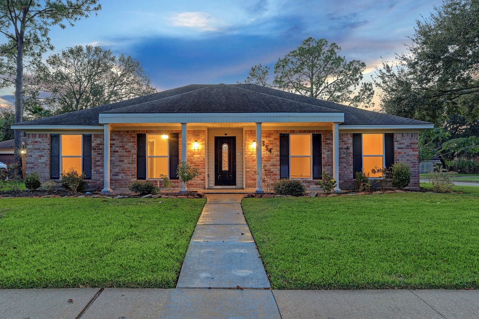 354 W Castle Harbour Dr, Friendswood, TX 77546 - photo 1