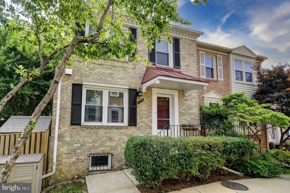 1326 Chetworth Ct, Alexandria, VA 22314 - photo 1