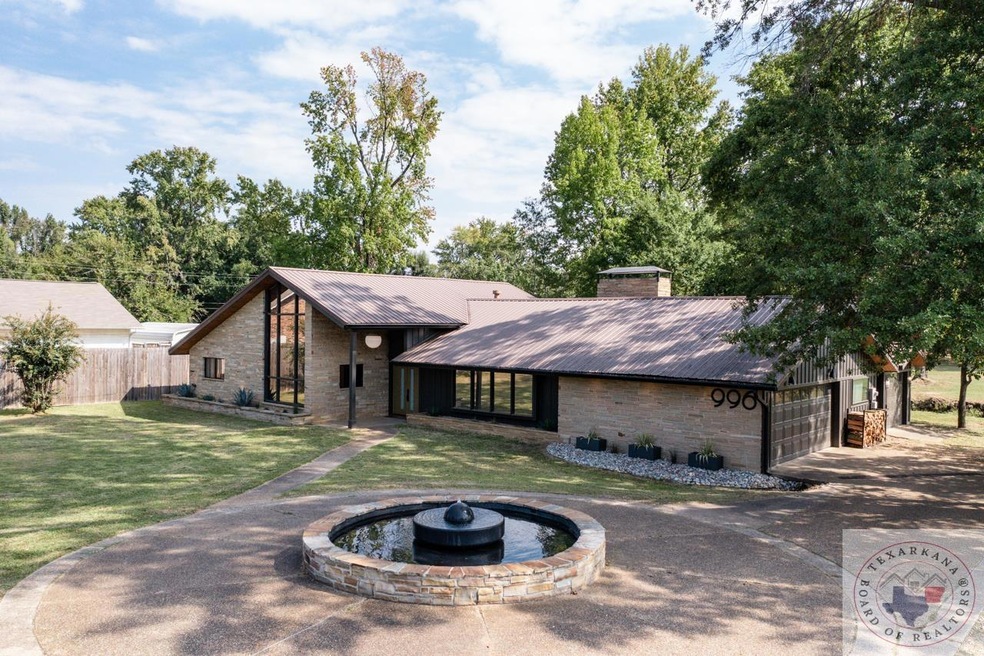 996 N Kings Hwy, Wake Village, TX 75501 - photo 1