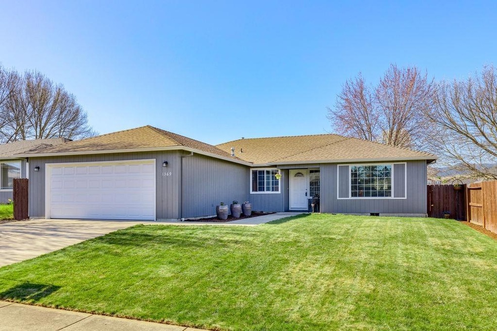 1369 Vista Dr, Central Point, OR 97502 - photo 1