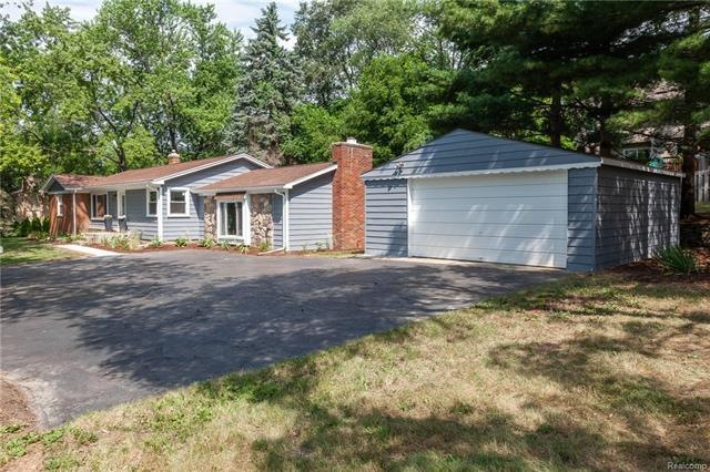 Front of Home. Lots of driveway space