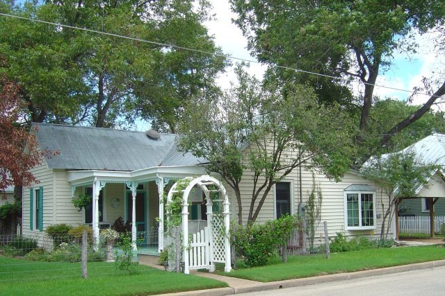 502 W College St, Fredericksburg, TX 78624 - photo 1