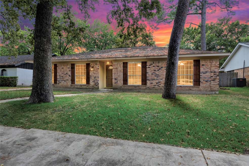 7215 Deep Forest Dr, Houston, TX 77088 - photo 1