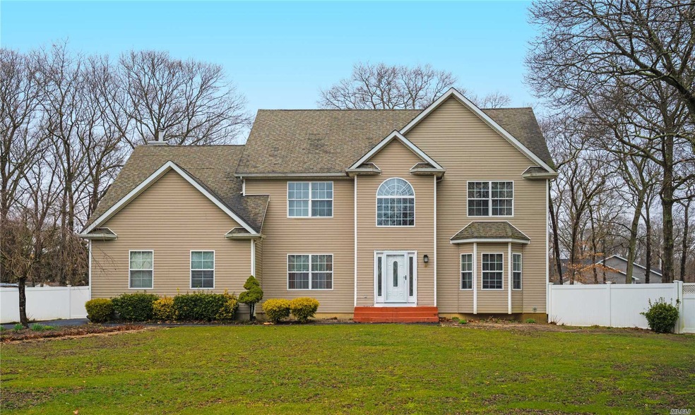 8 Susan Ct, Holtsville, NY 11742 - photo 1