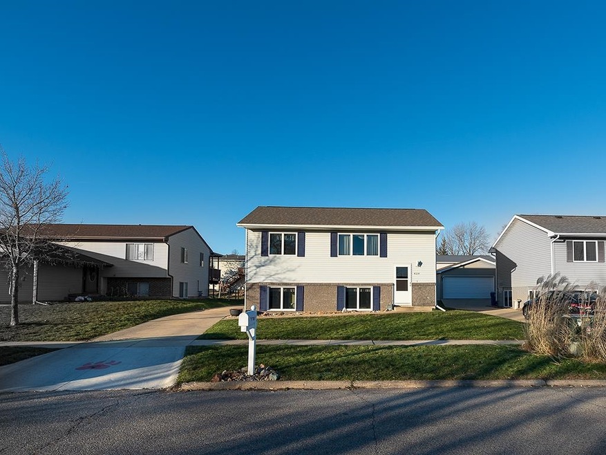 4034 Mark Dr, Waterloo, IA 50701 - photo 1