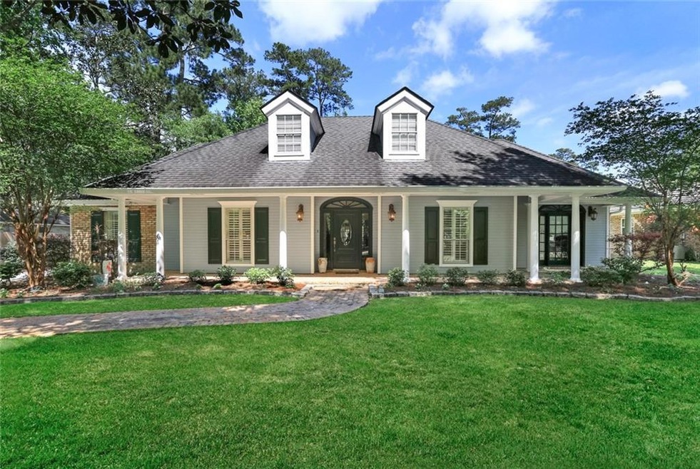 Beautiful & meticulously maintained Acadian style