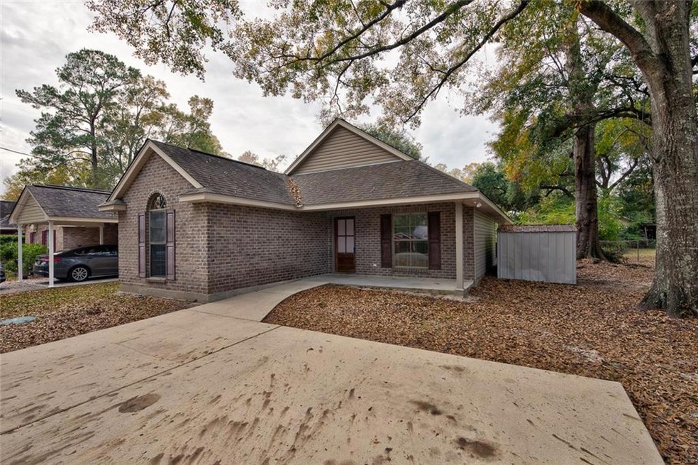 Non Flood Zone! Brick and Vinyl Exterior