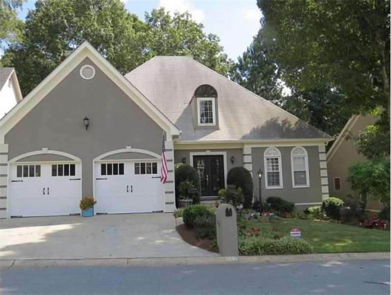 Gorgeous 3 bedroom, 2 bathroom home features spaci