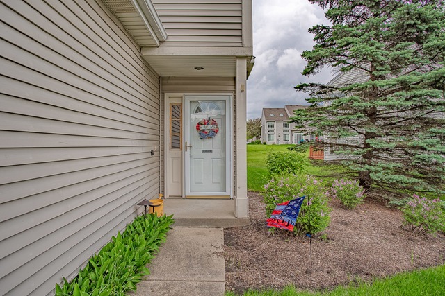 987 Viewpoint Dr, Lake In the Hills, IL 60156 - photo 1