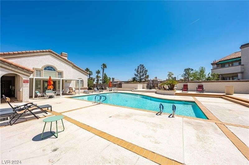 2 Story Condo with Dual Suites and 2 Car Garage!
