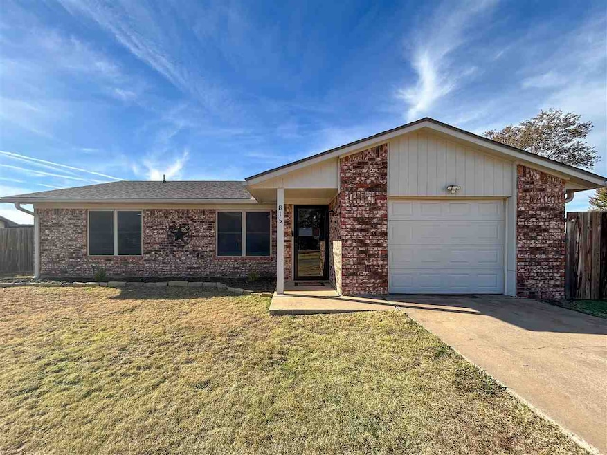 815 W D Ave, Cache, OK 73527 - photo 1