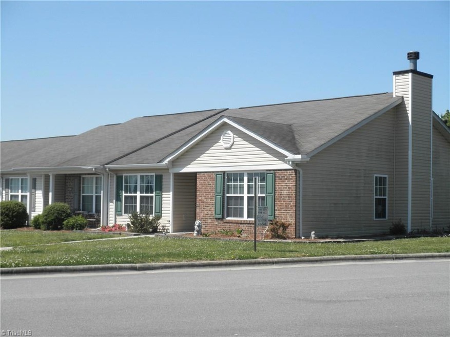 202 Oakmont Cir, High Point, NC 27263 - photo 1