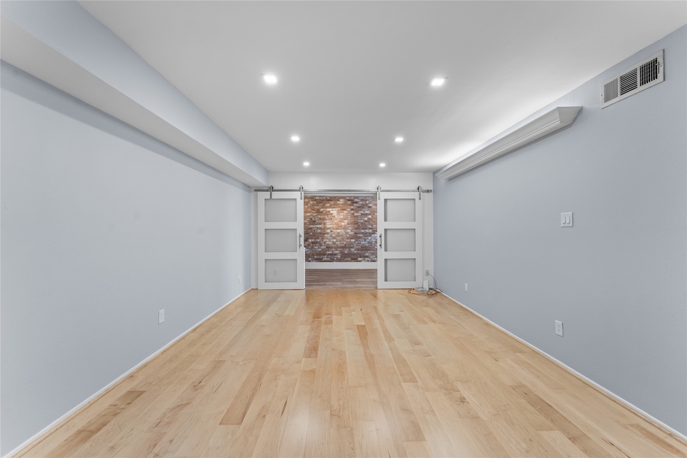 359 N Post Oak Ln unit 221, Houston, TX 77024 - photo 1