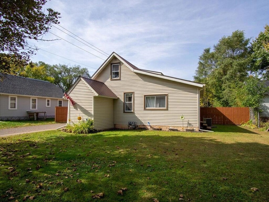Welcome to the lovely 1707 8th St E Menomonie! Thi