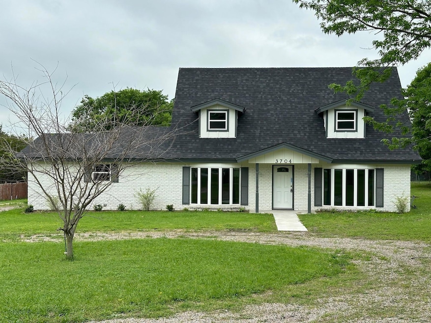 View of front facade featuring a front lawn