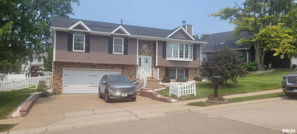 4512 N Thornwood Ave, Davenport, IA 52806 - photo 1