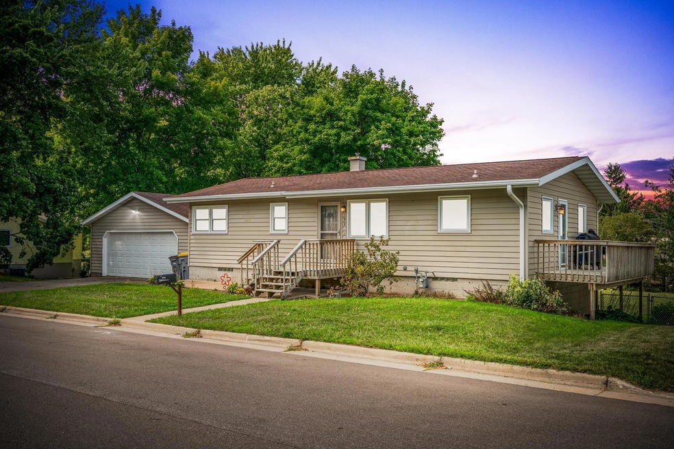 908 Spruce Dr, La Crescent, MN 55947 - photo 1