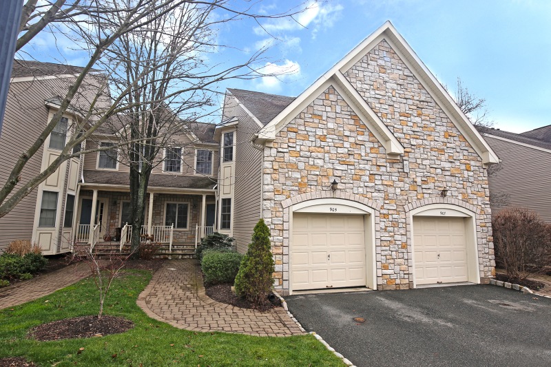 905 Binghampton Ln, Livingston, NJ 07039 - photo 1