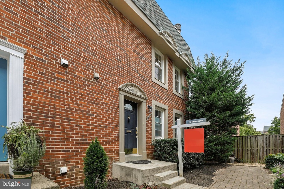 1348 Chetworth Ct, Alexandria, VA 22314 - photo 1