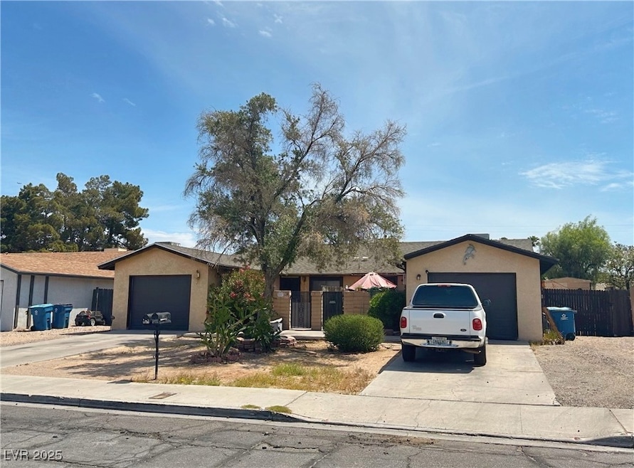 1569 & 1571 Single story duplex featuring concrete