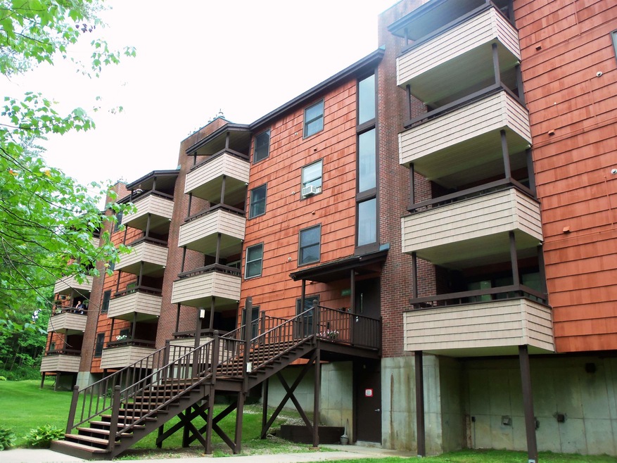 118 Gateway Ct unit 9-B, Mendon, VT 05701 - photo 1