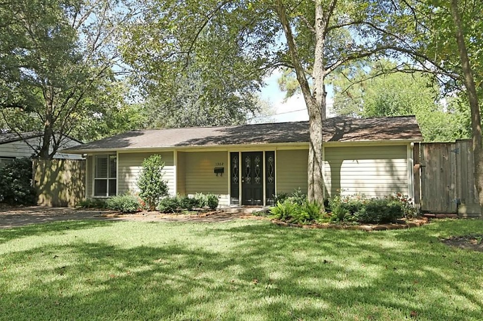 1302 Overhill St, Houston, TX 77018 - photo 1
