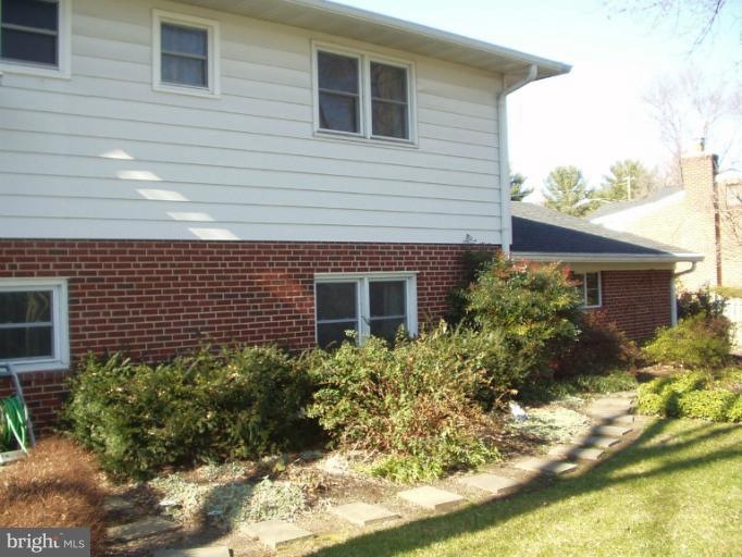 1005 Country Club Dr NE, Vienna, VA 22180 - photo 1