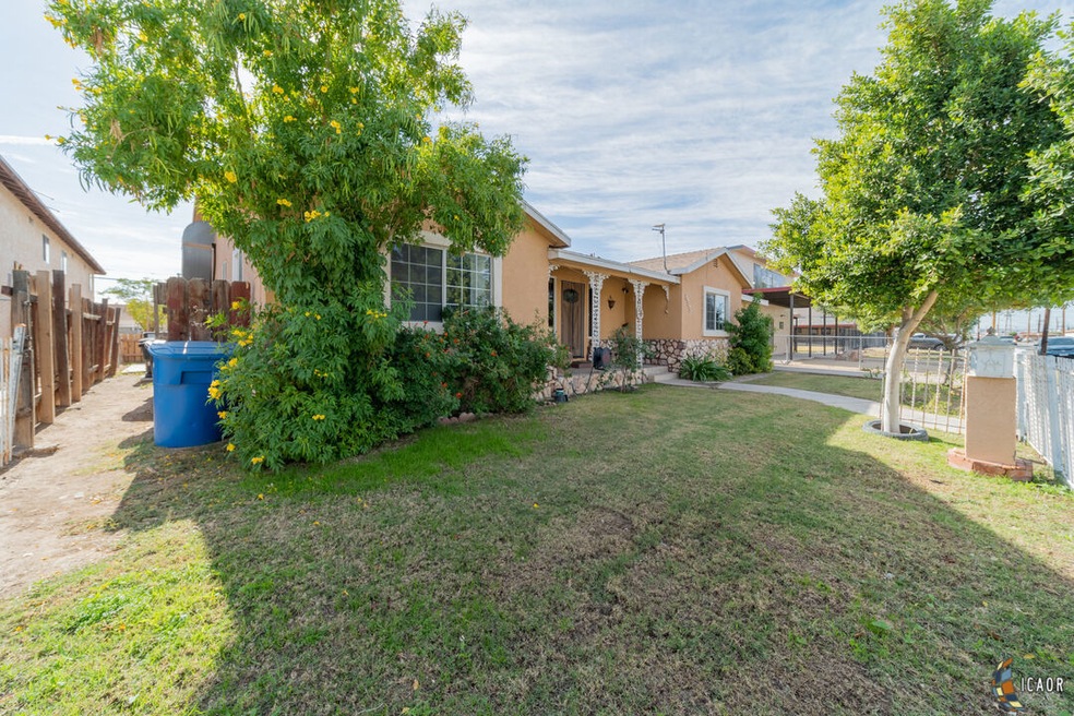 855 Park Ave, El Centro, CA 92243 - photo 1
