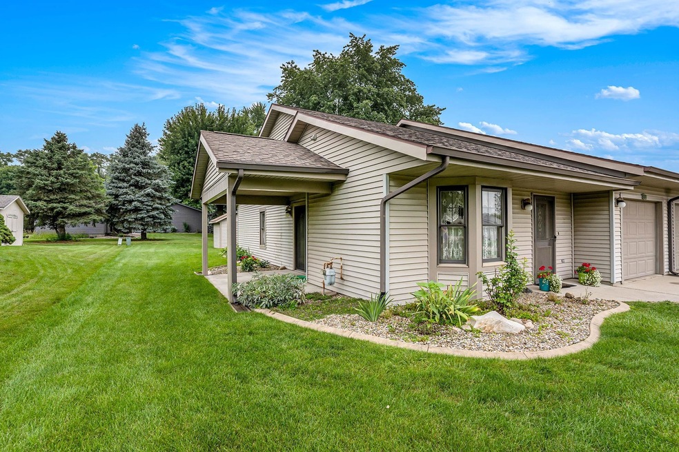 552 Maple Ln, Nappanee, IN 46550 - photo 1