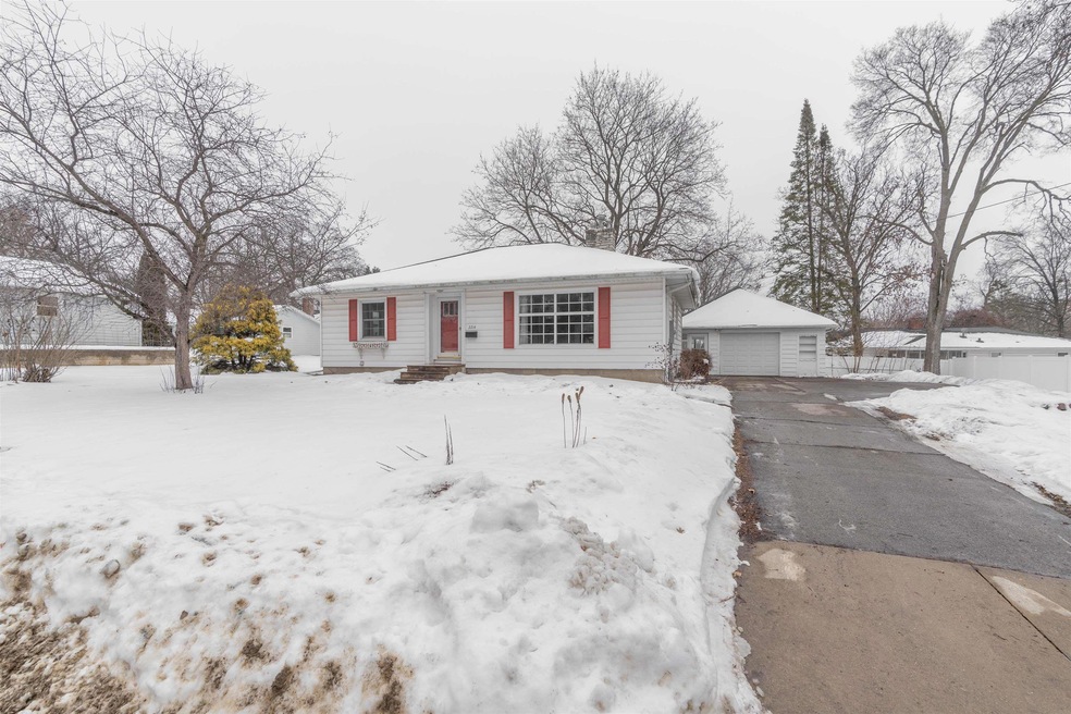 2214 Hickory Ln, Cedar Falls, IA 50613 - photo 1