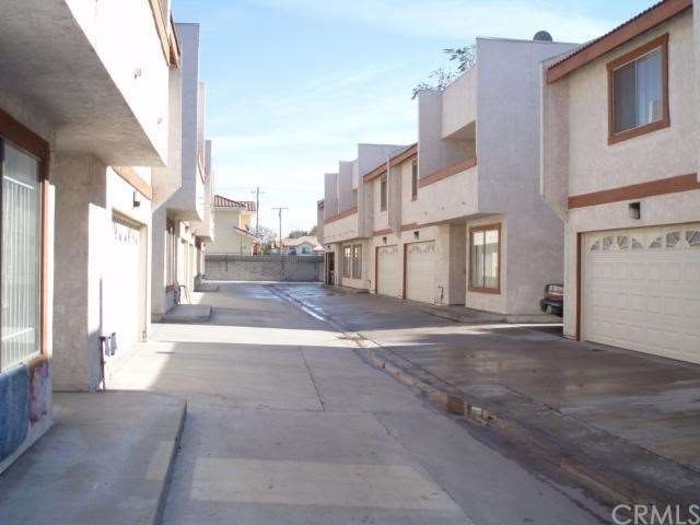 12 Unites Complex