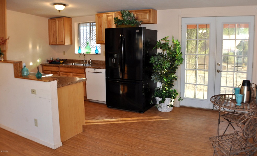 Kitchen & dining area