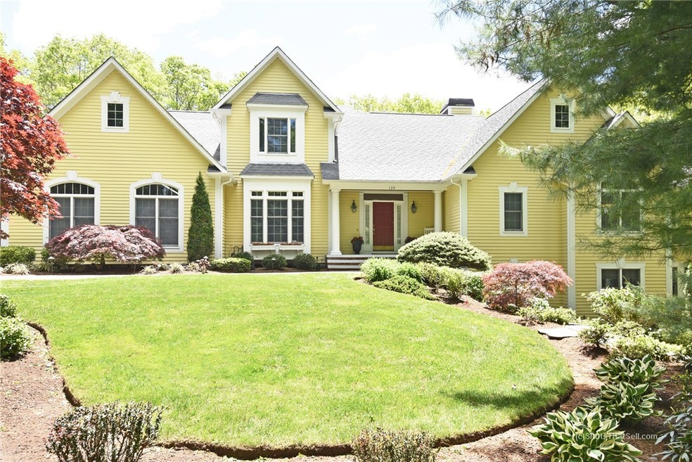 129 Woodridge Dr, Saunderstown, RI 02874 - photo 1