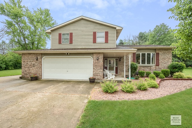 ~Welcome to 41 N Linden Drive~Large 2-car heated g
