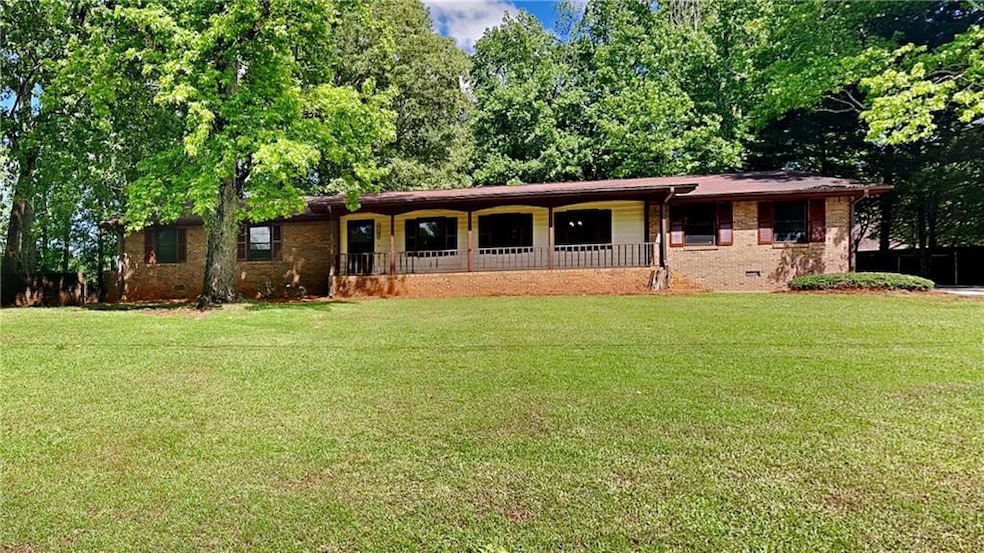 Ranch-style house with covered porch, a front yard
