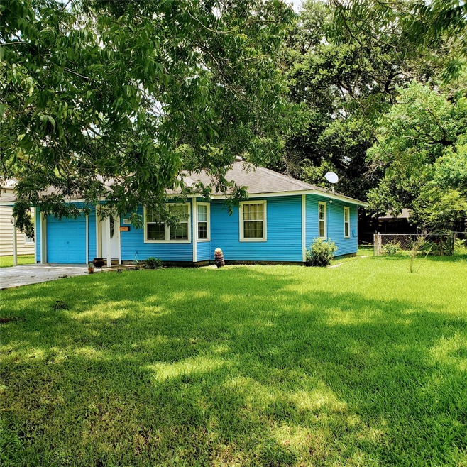 205 Mclemore Dr, Alvin, TX 77511 - photo 1