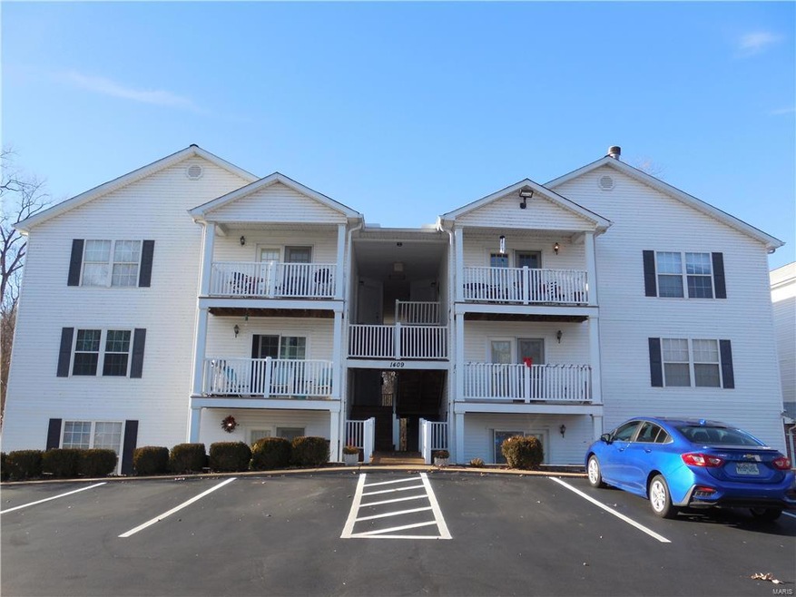Welcome to this 2 bed 2 bath updated condo!