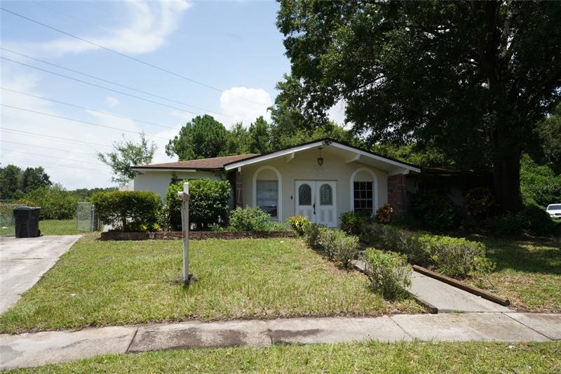 8618 Wood Ridge Rd, Tampa, FL 33619 - photo 1