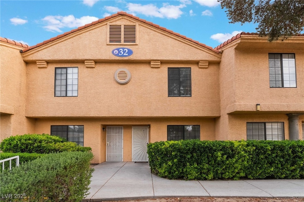 Townhome / multi-family property featuring stucco