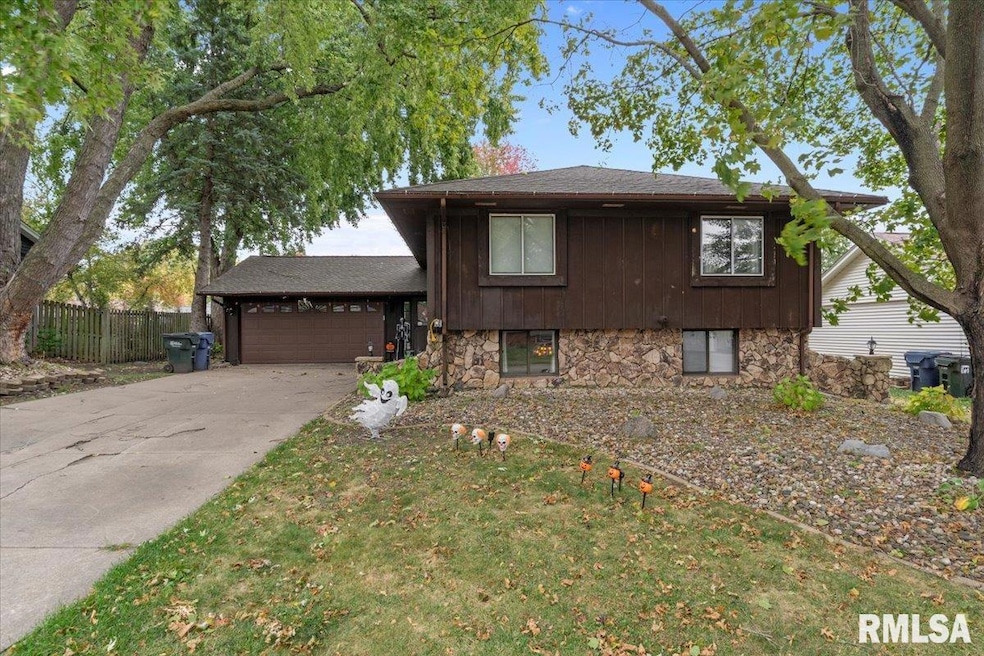 5721 Taylor St, Davenport, IA 52806 - photo 1