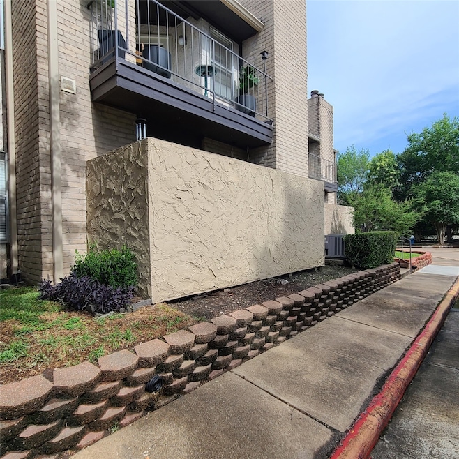 2021 Spenwick Dr unit 513, Houston, TX 77055 - photo 1