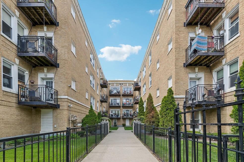 4906 N Drake Ave unit 3, Chicago, IL 60625 - photo 1