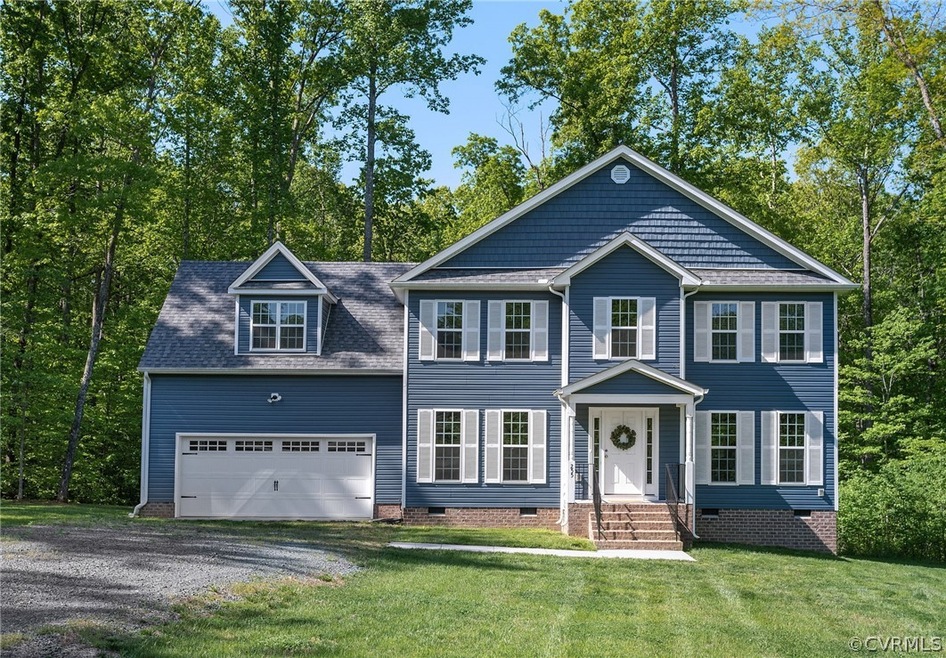 View of front facade featuring a front yard and a