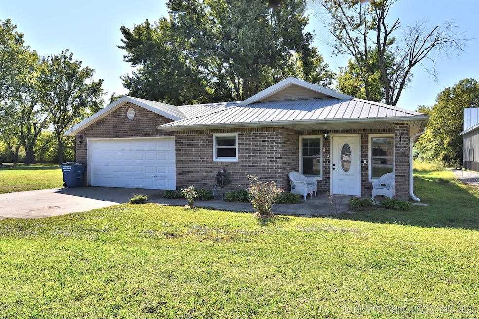 213 E Main St, Chouteau, OK 74337 - photo 1