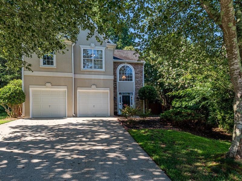 Pretty curb appeal from cul-de-sac location