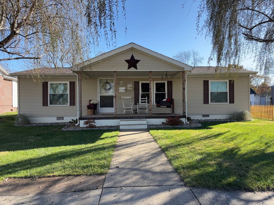 109 W South Ave, Flora, IL 62839 - photo 1