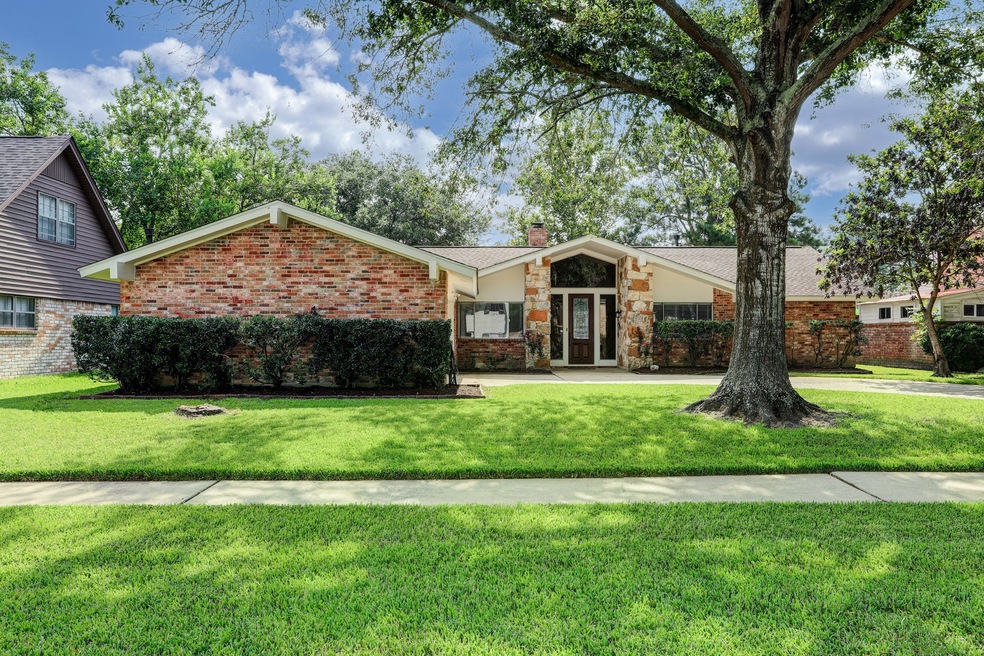 129 Saint Andrews Dr, Friendswood, TX 77546 - photo 1