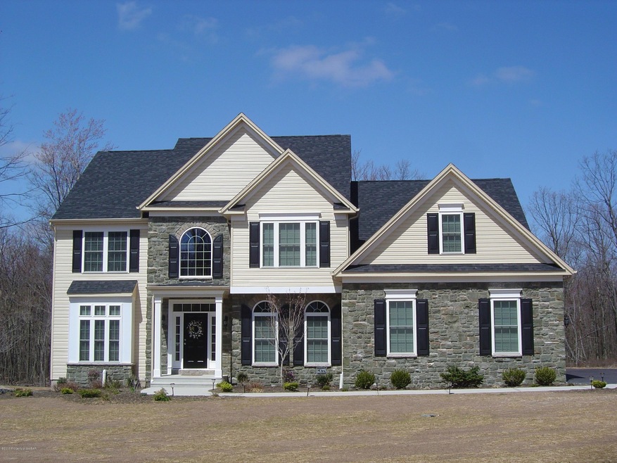 1094 Woodberry Dr, Mountain Top, PA 18707 - photo 1